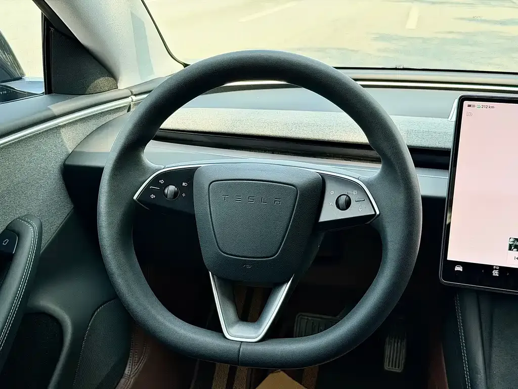 Tesla Model 3 — фото 4