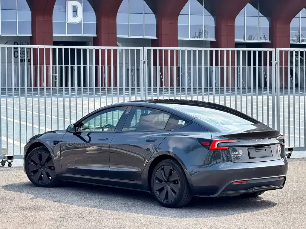 Tesla Model 3 — фото 10