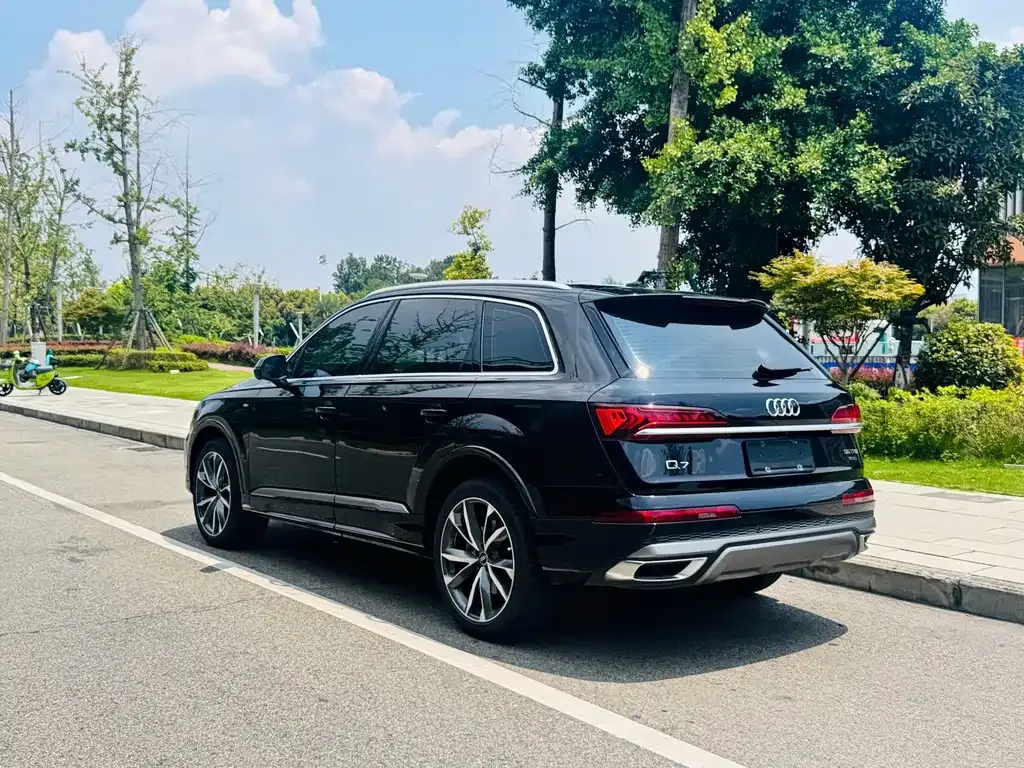 Audi Q7 — фото 10