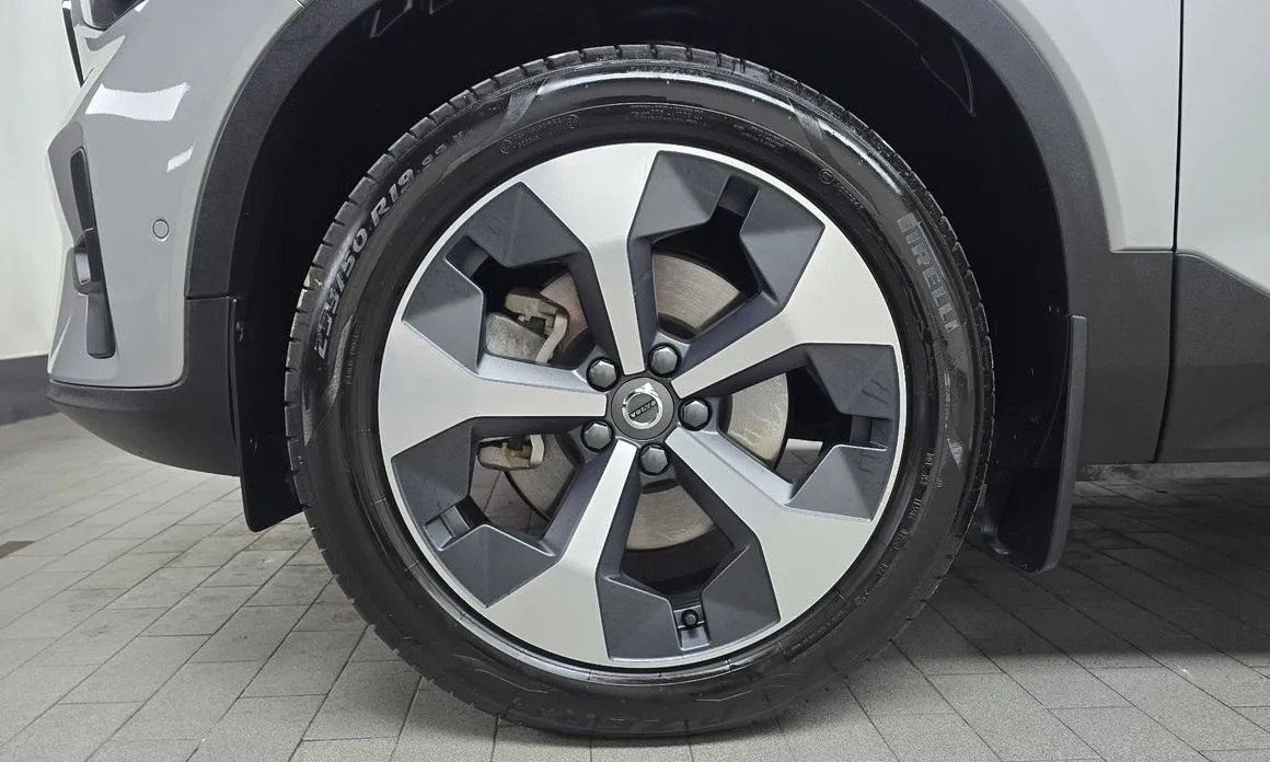 Volvo XC40 — фото 10