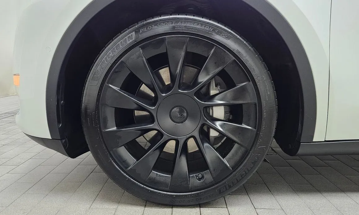 Tesla Model Y — фото 9