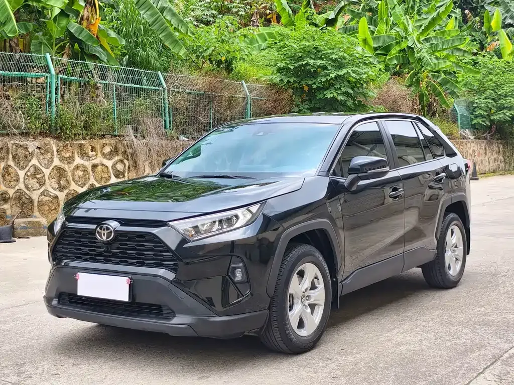 Toyota RAV4 — фото 1