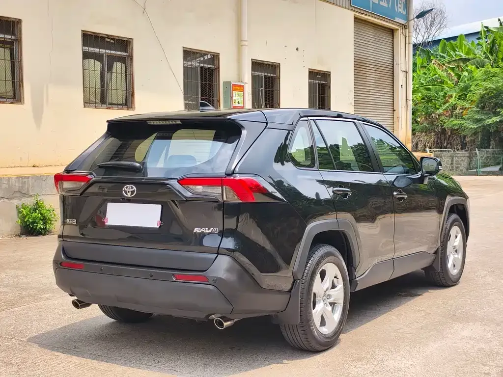 Toyota RAV4 — фото 6