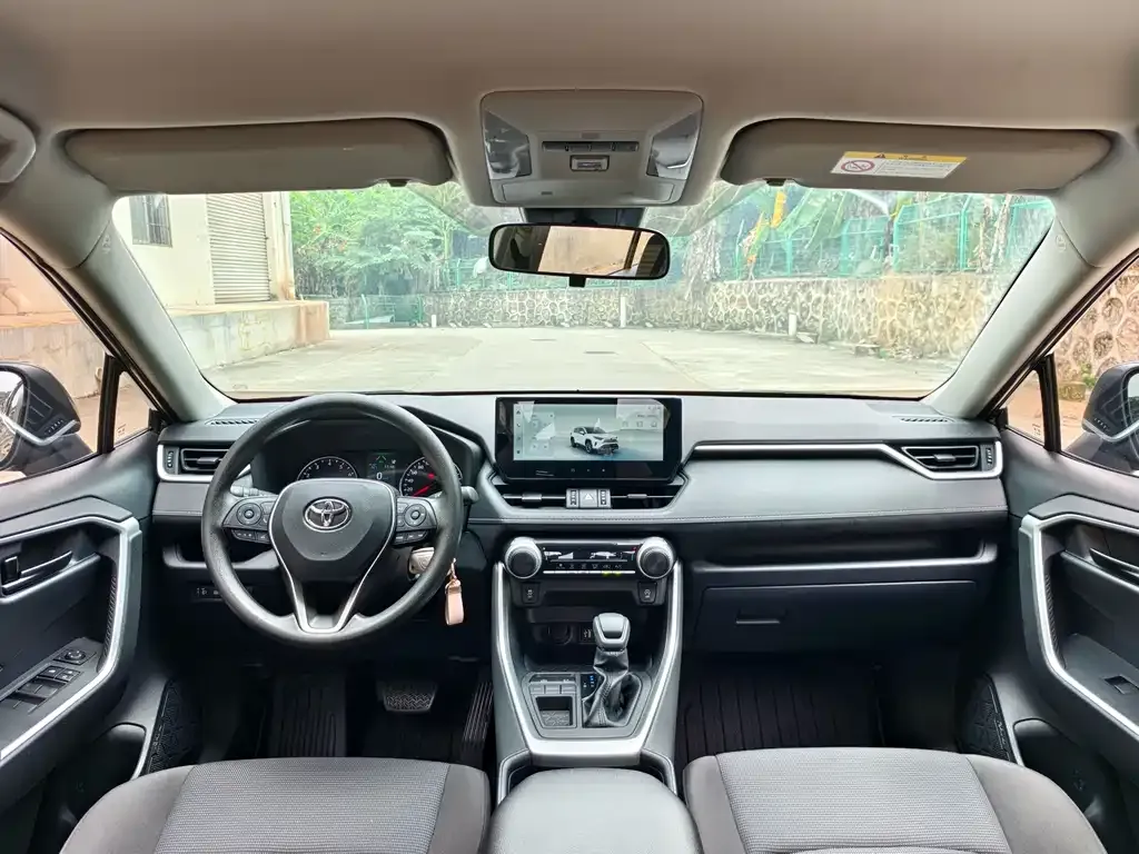 Toyota RAV4 — фото 7