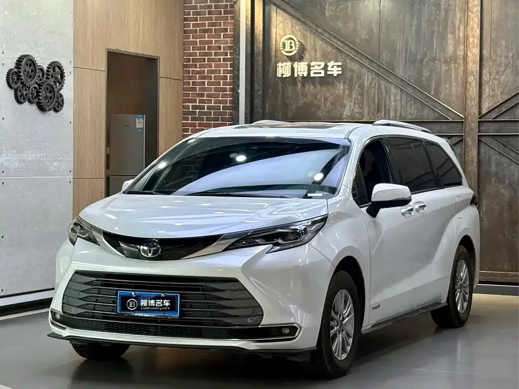 Toyota Sienna — фото 1