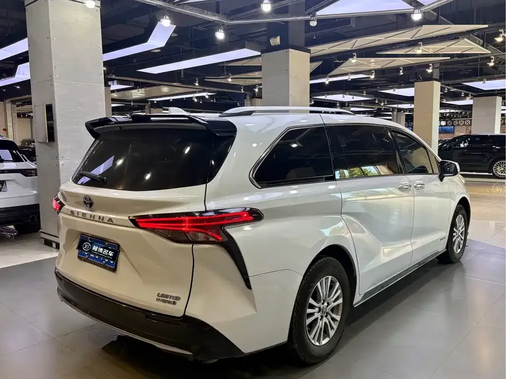 Toyota Sienna — фото 10