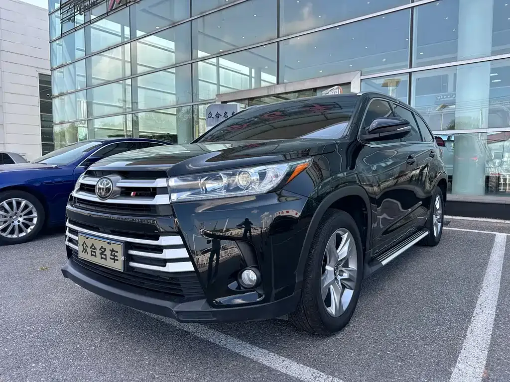 Toyota Highlander — фото 1