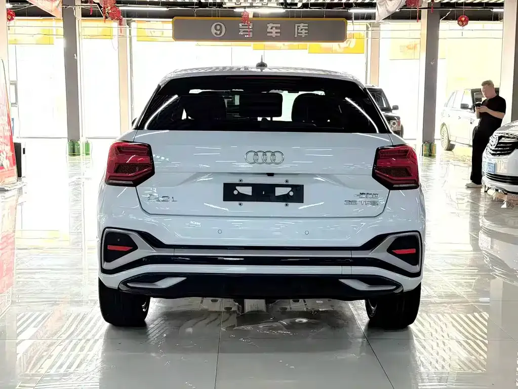 Audi Q2L — фото 10