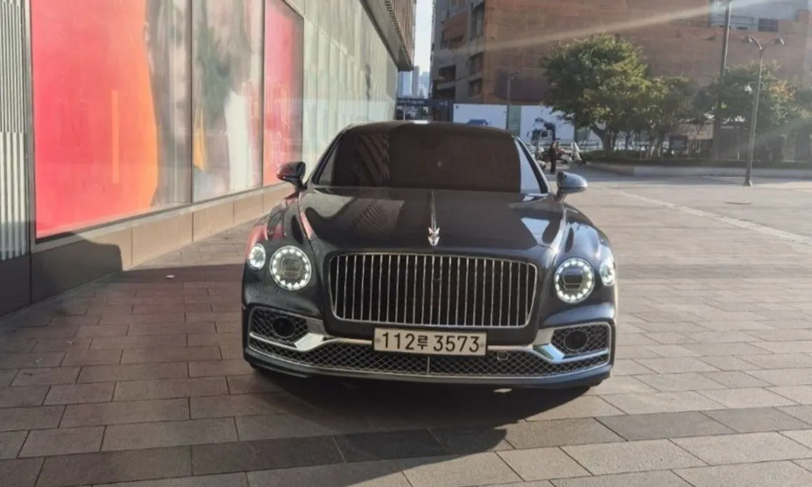 Bentley Flying Spur — фото 1