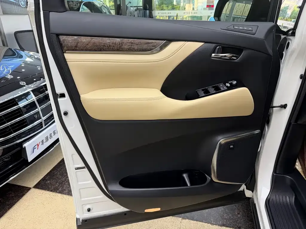 Toyota Alphard — фото 10