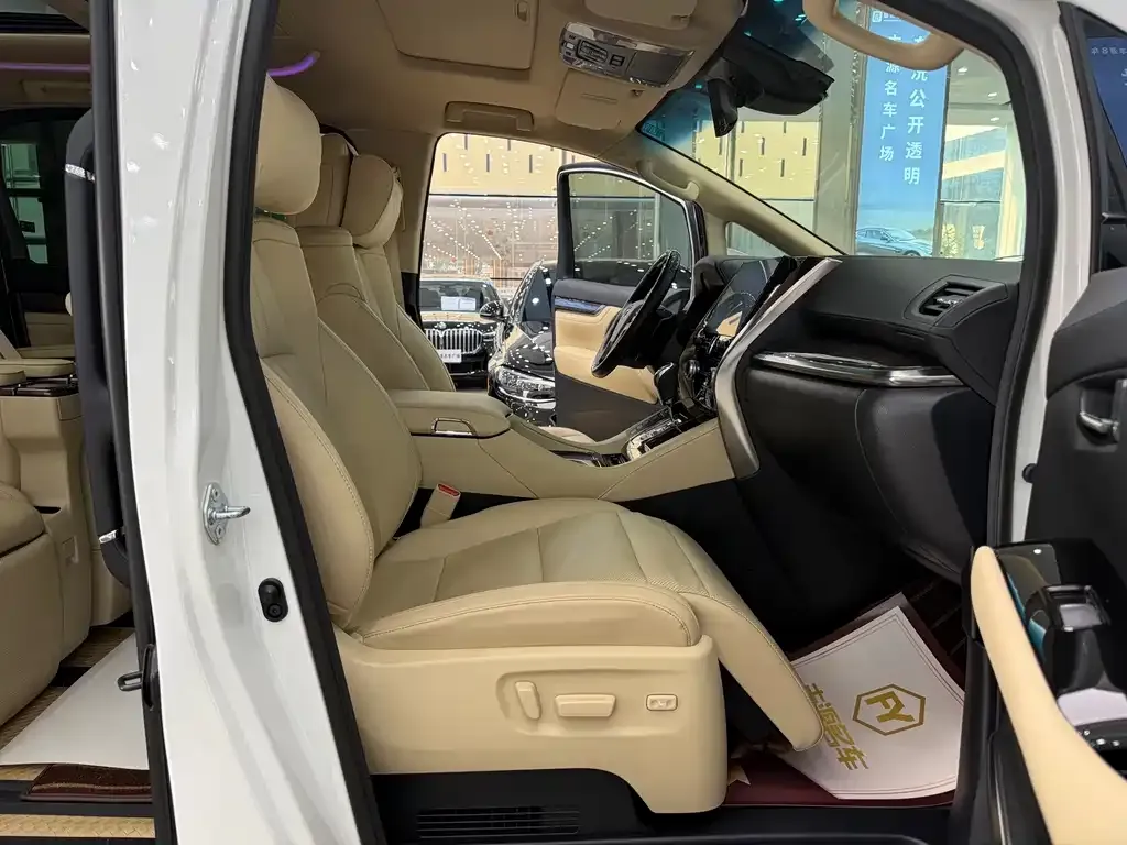 Toyota Alphard — фото 8