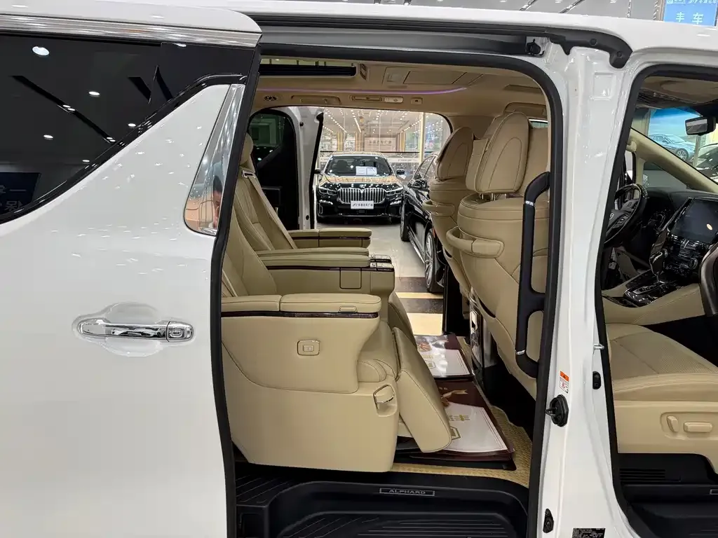 Toyota Alphard — фото 2