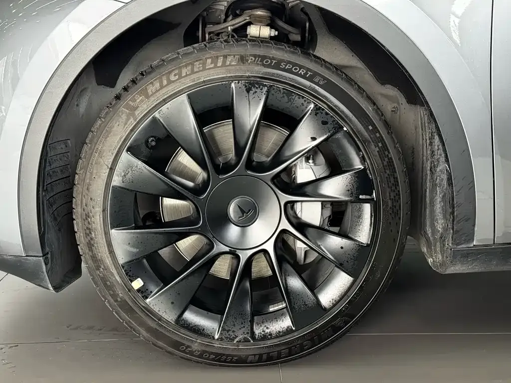 Tesla Model Y — фото 9