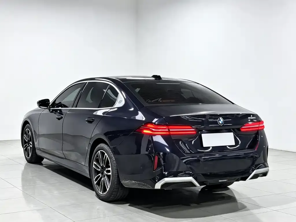BMW 5 Series — фото 5