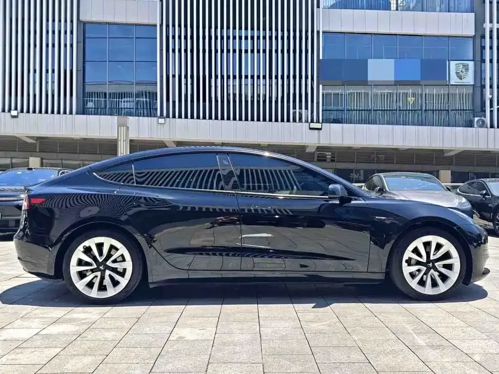 Tesla Model 3 — фото 5