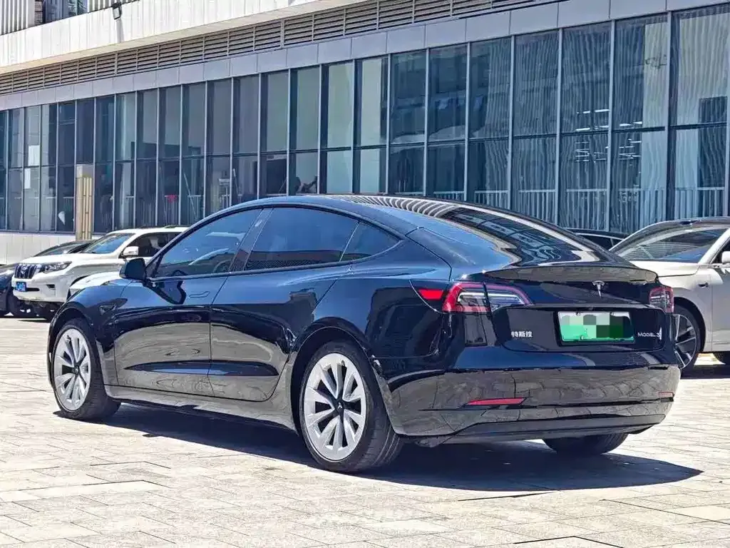 Tesla Model 3 — фото 9
