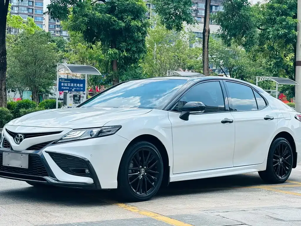 Toyota Camry — фото 1