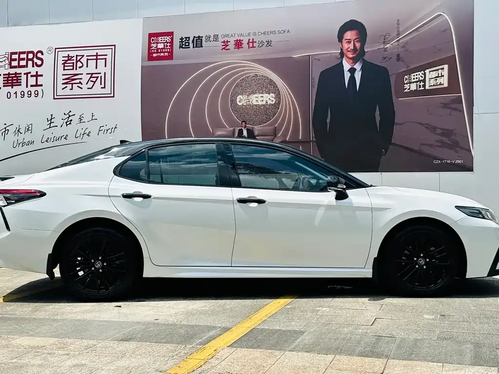 Toyota Camry — фото 2