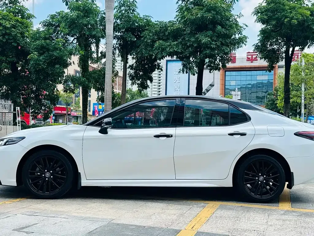 Toyota Camry — фото 10