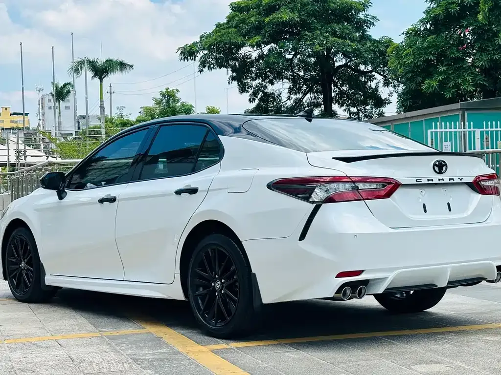 Toyota Camry — фото 9