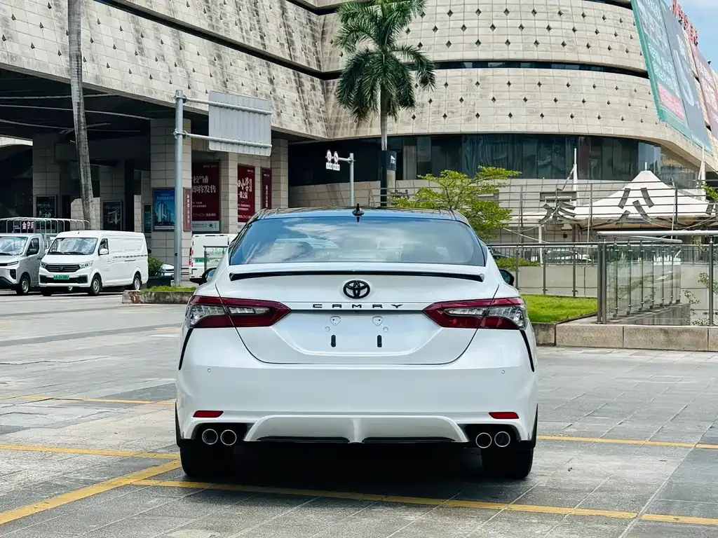 Toyota Camry — фото 5