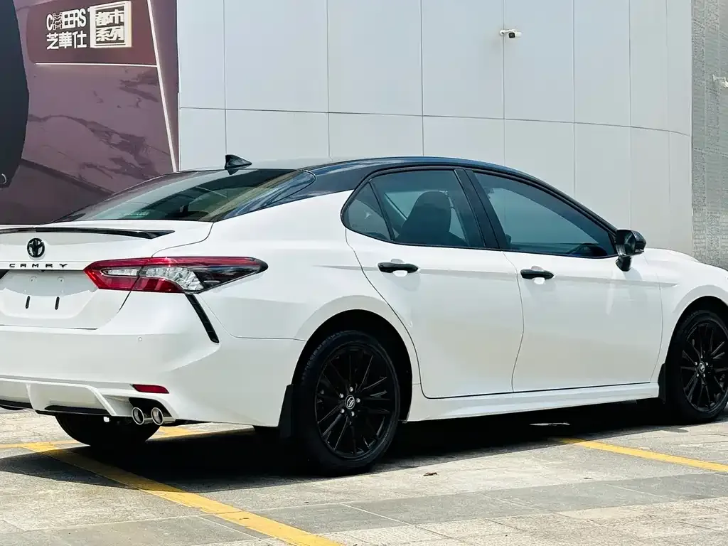 Toyota Camry — фото 6
