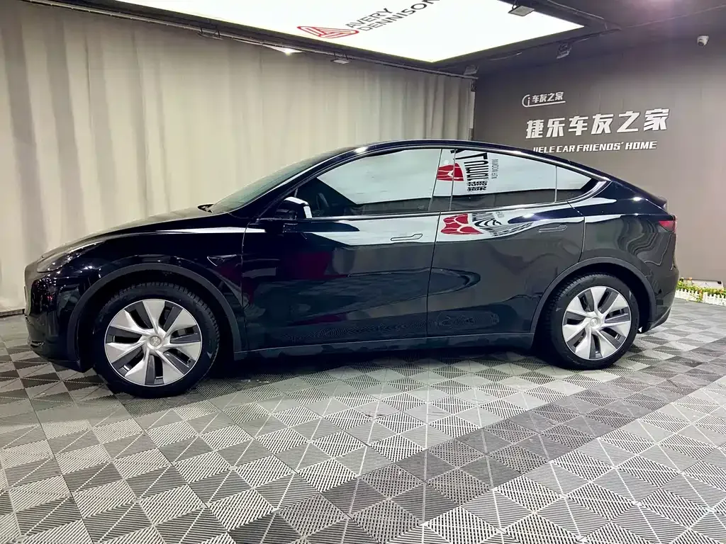 Tesla Model Y — фото 10