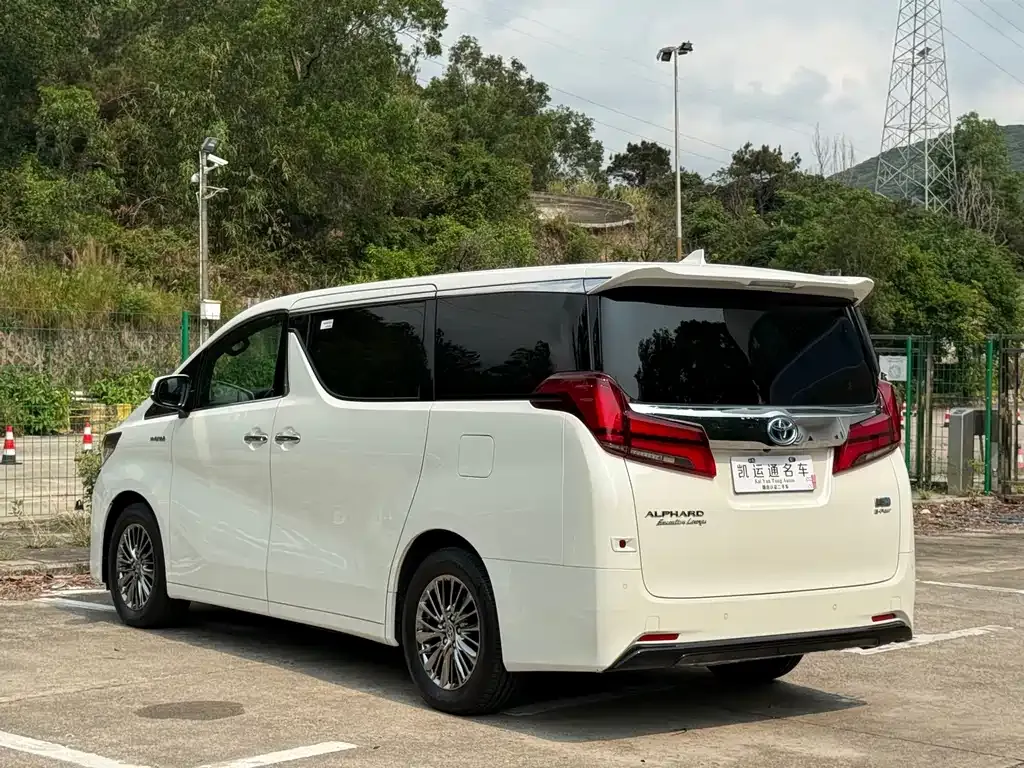 Toyota Alphard — фото 9
