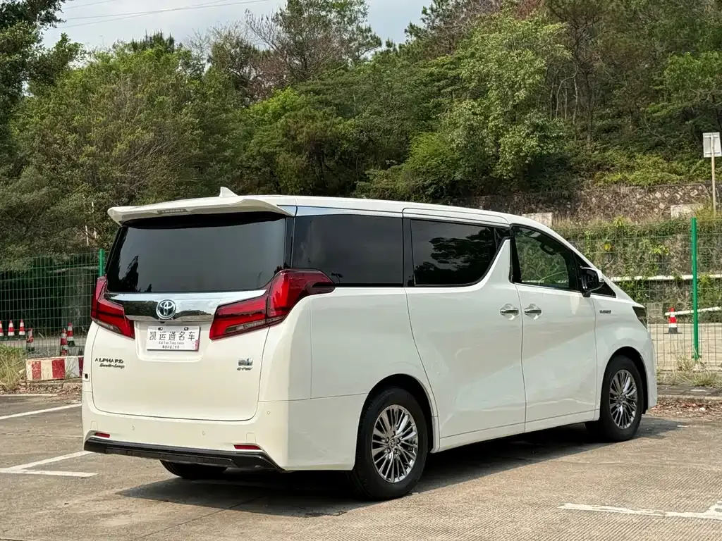Toyota Alphard — фото 7