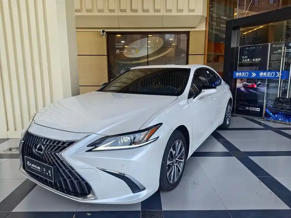 Lexus ES — фото 1