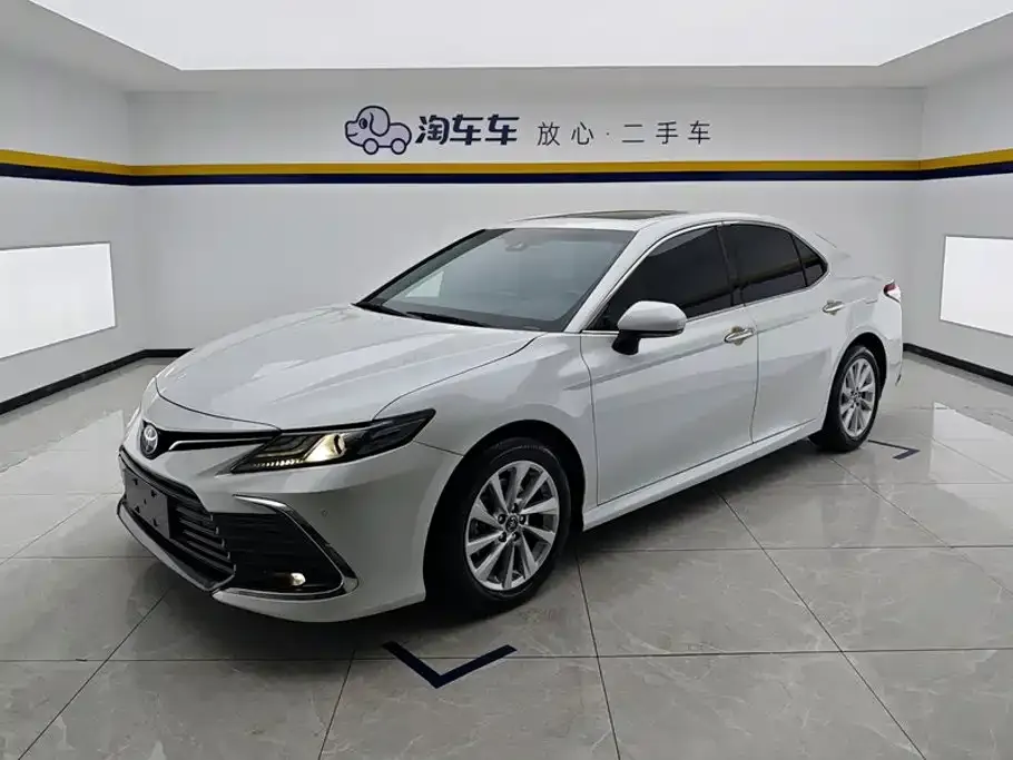 Toyota Camry — фото 1