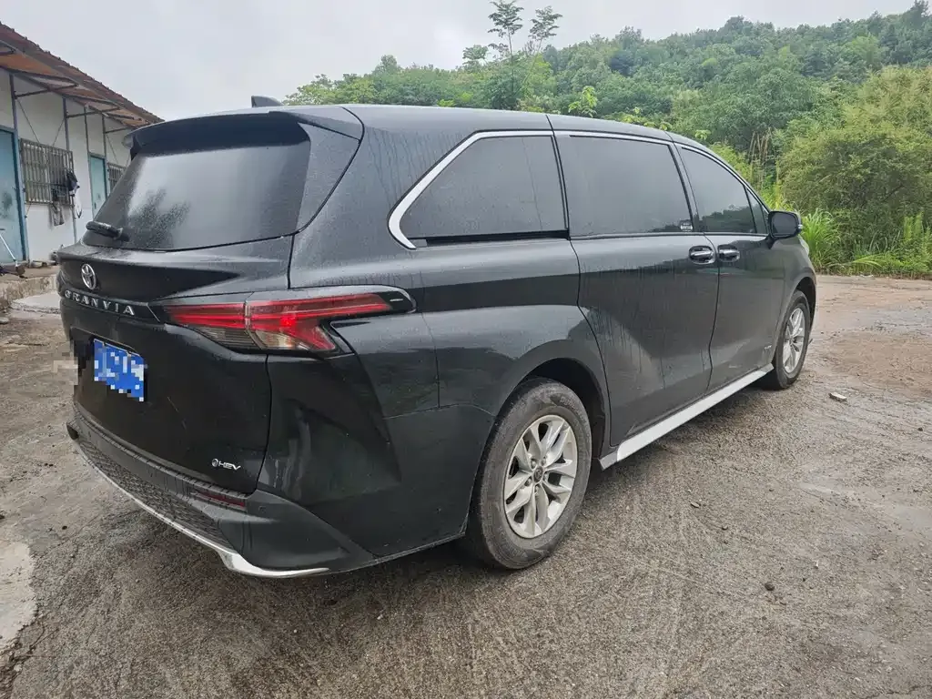 Toyota Granvia — фото 8