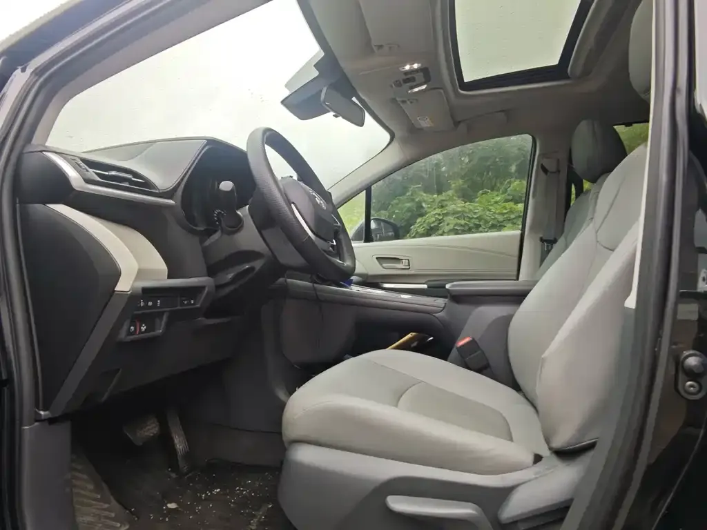 Toyota Granvia — фото 4