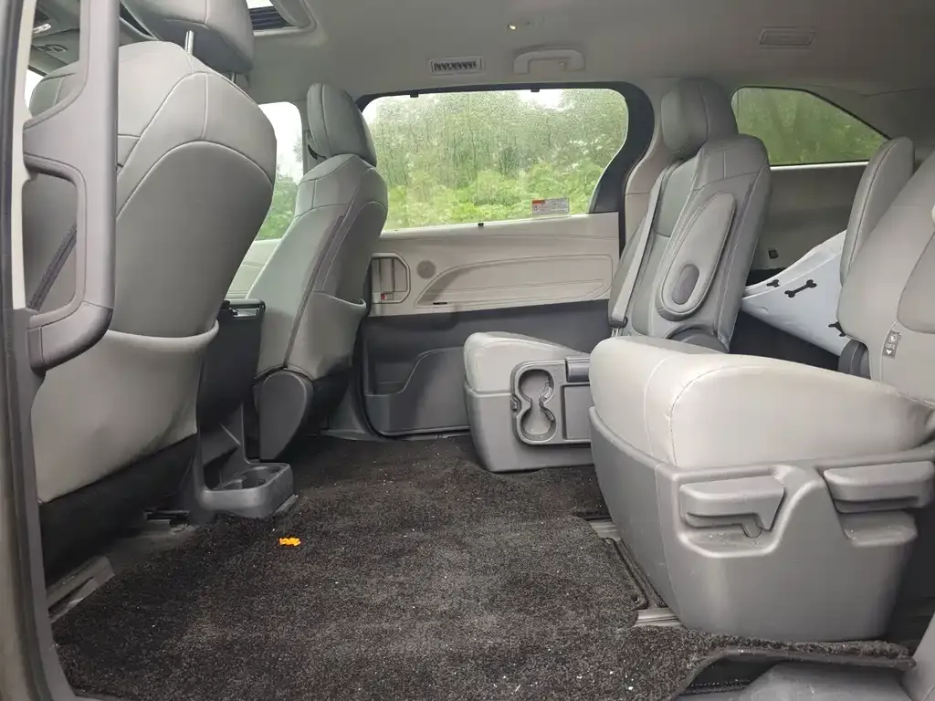 Toyota Granvia — фото 2