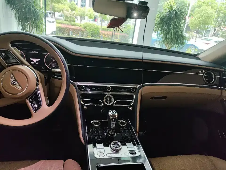 Bentley Flying Spur — фото 8