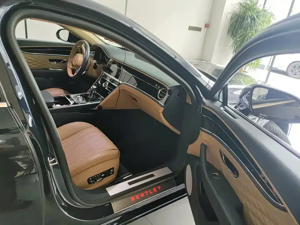 Bentley Flying Spur — фото 10