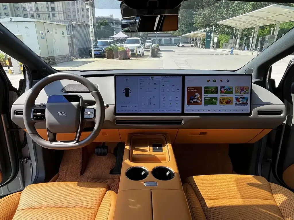 Li Auto i8 — фото 10
