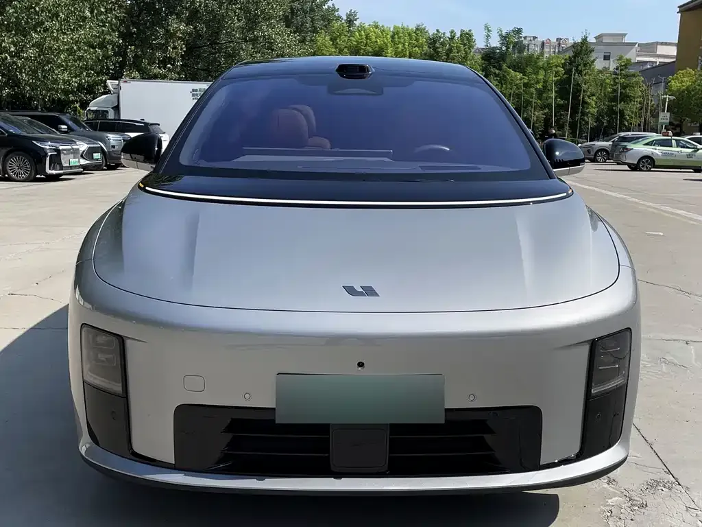 Li Auto i8 — фото 8