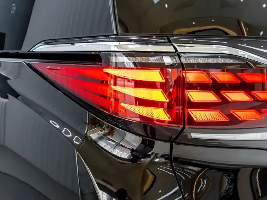 Toyota Alphard — фото 2