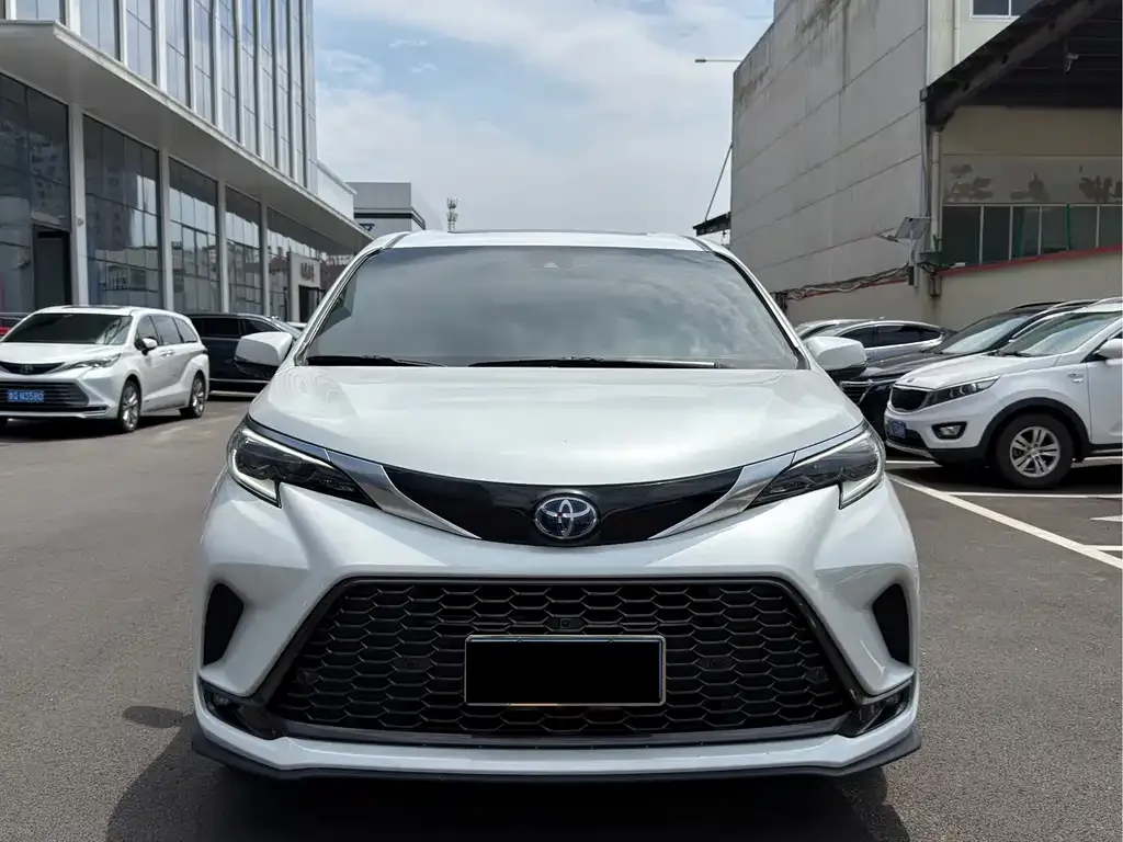 Toyota Granvia — фото 1