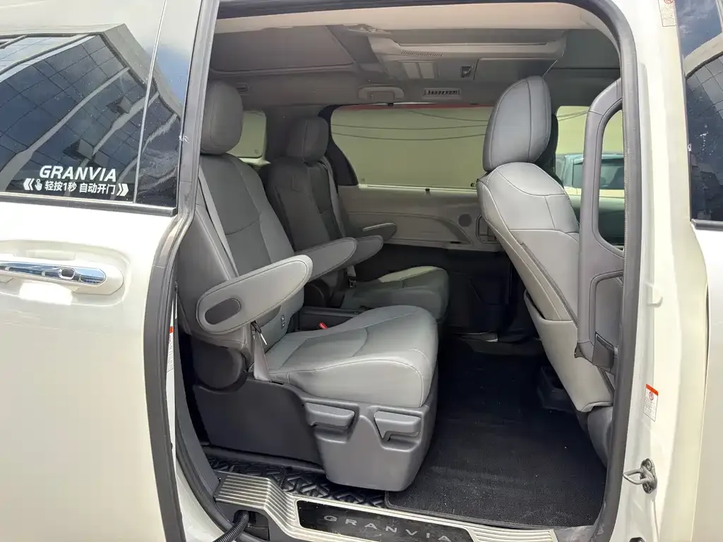 Toyota Granvia — фото 7