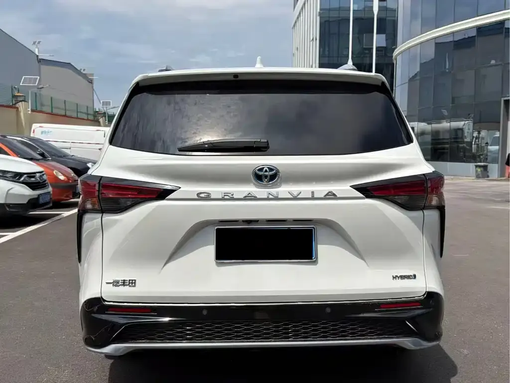 Toyota Granvia — фото 4