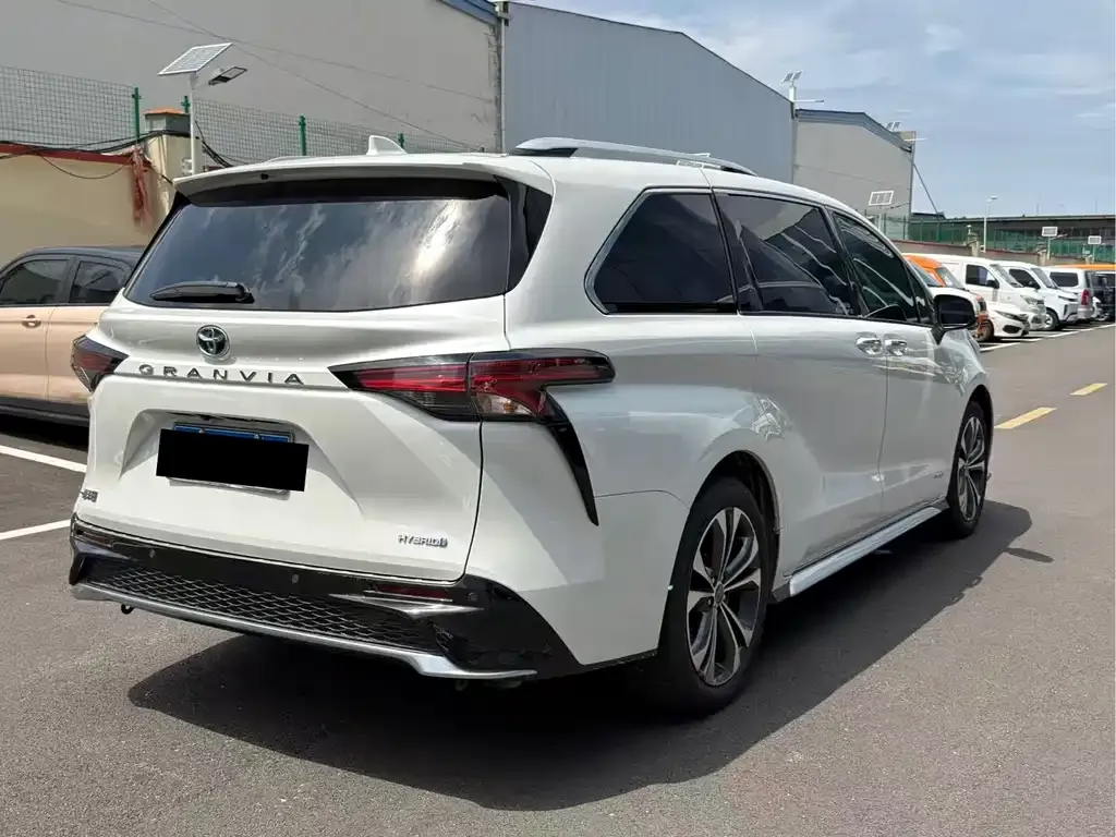 Toyota Granvia — фото 9