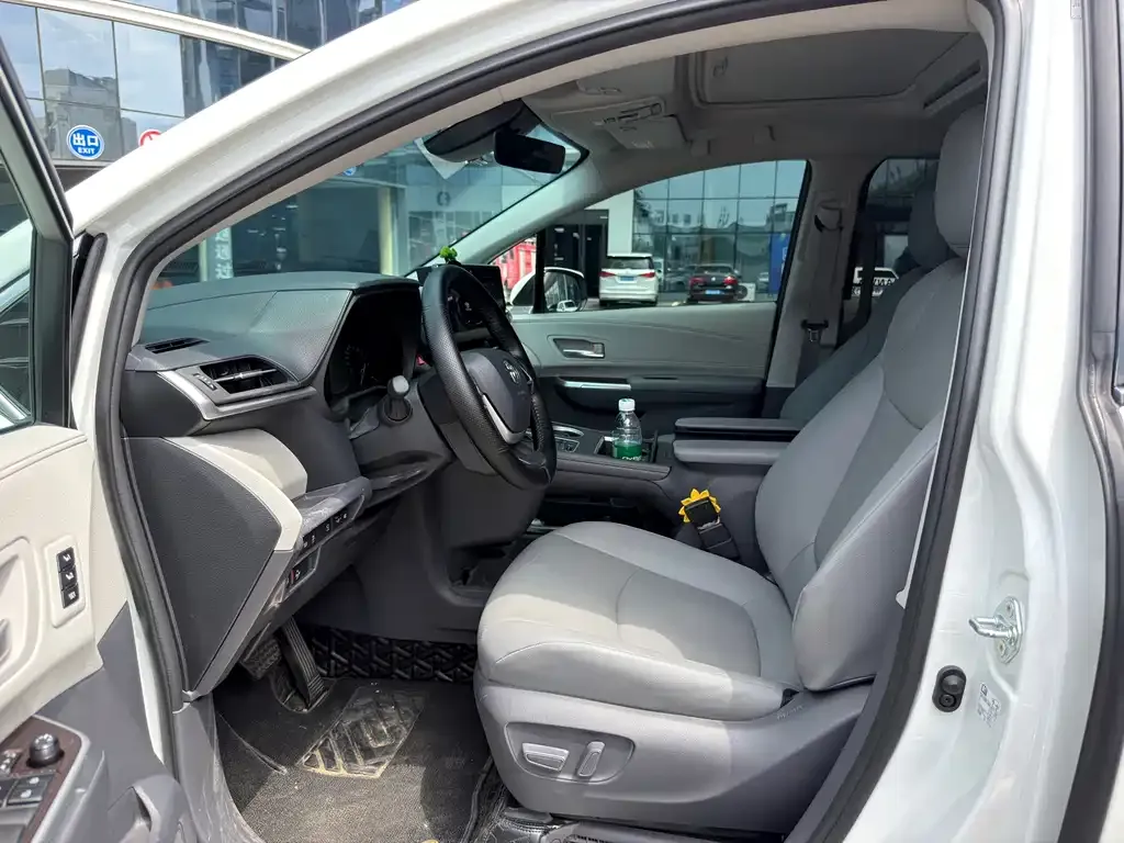 Toyota Granvia — фото 8