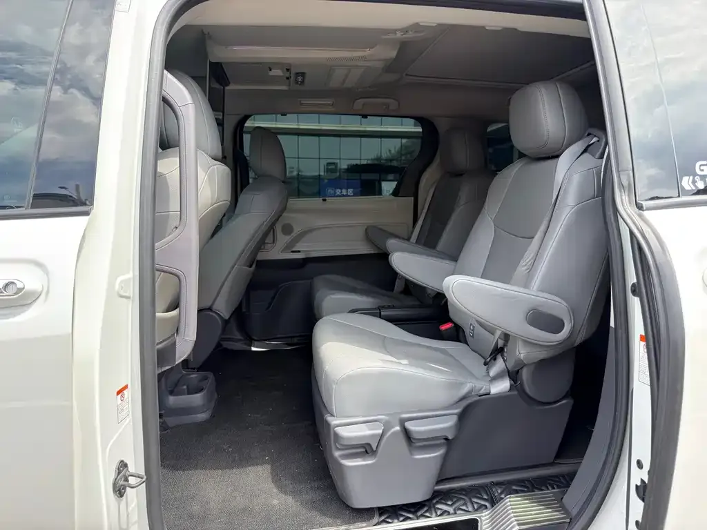 Toyota Granvia — фото 5