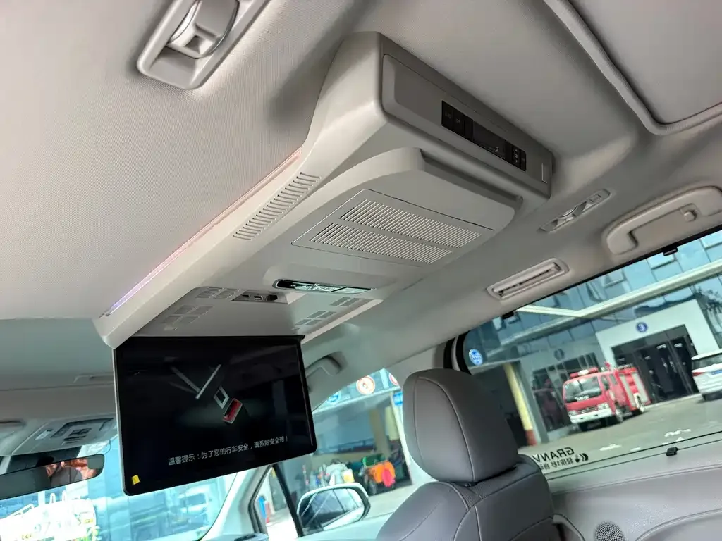 Toyota Granvia — фото 3