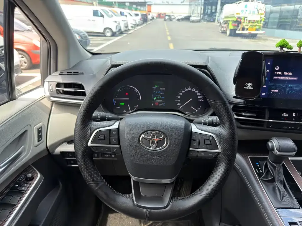Toyota Granvia — фото 10