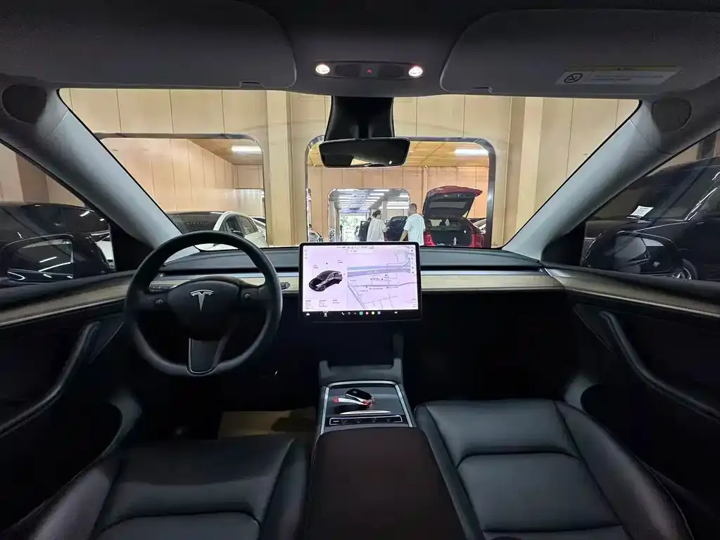 Tesla Model Y — фото 10