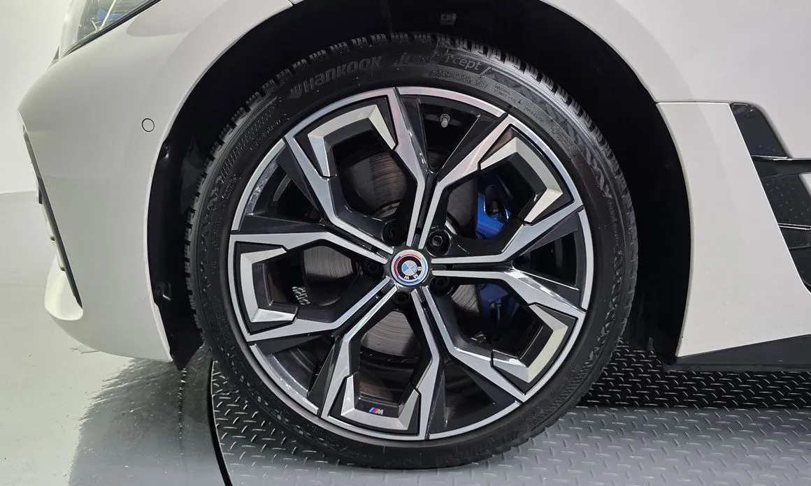 BMW i4 — фото 9