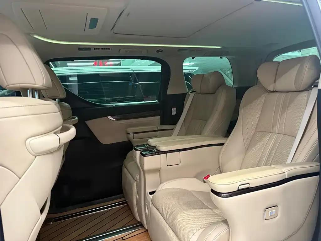 Toyota Vellfire — фото 3